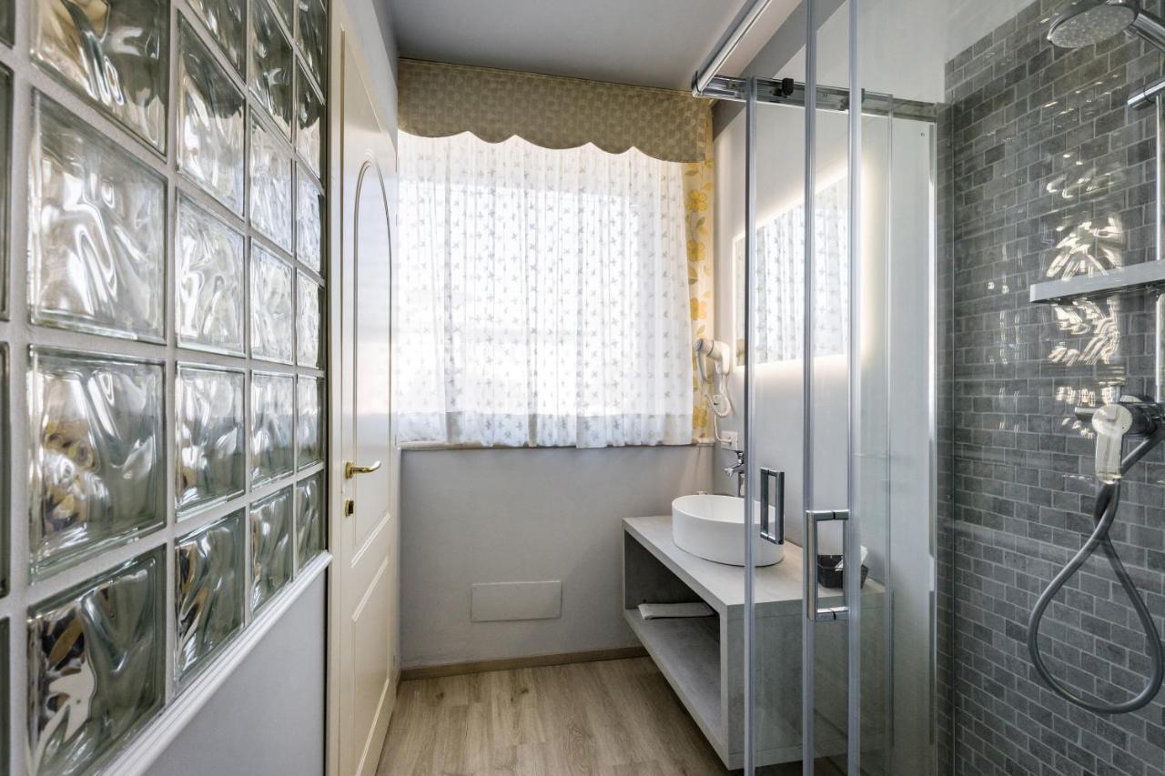 Hotel Villa Lilla Desenzano del Garda Ngoại thất bức ảnh