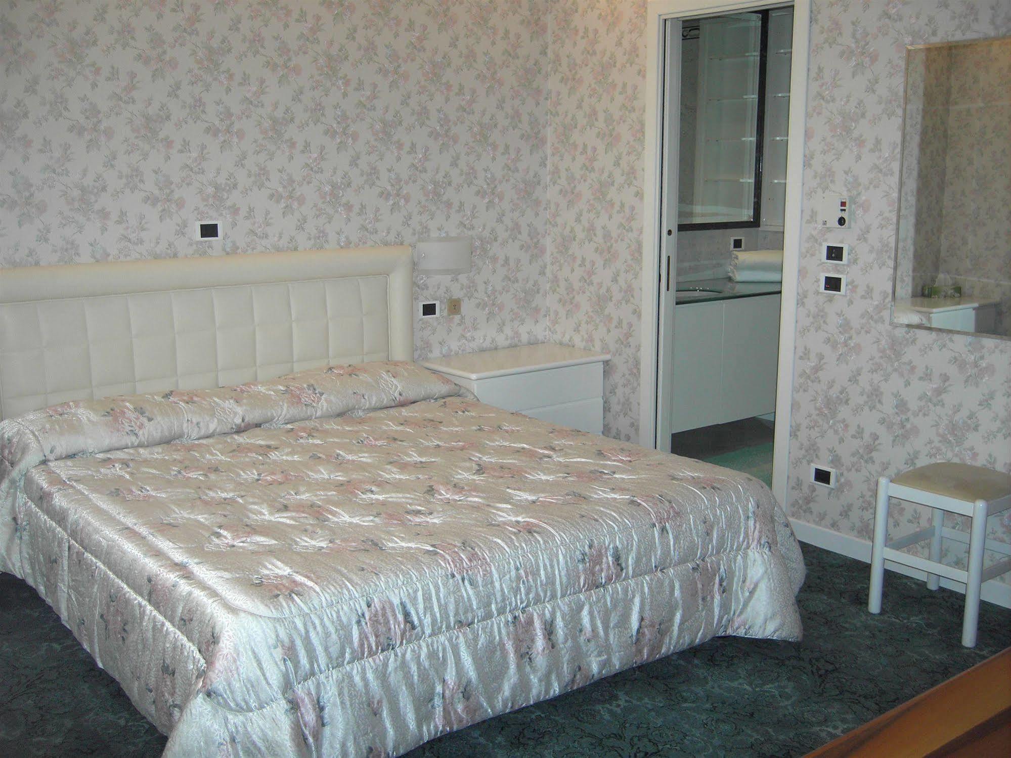 Hotel Villa Lilla Desenzano del Garda Ngoại thất bức ảnh